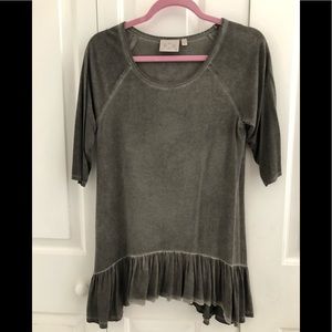 Dantelle cute ruffled top.